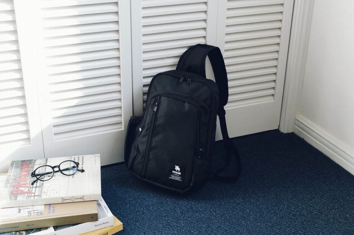「moz」初の多機能ワンショルダーバッグBOOK、本日発売。たっぷり収納＆軽量で毎日使える 宝島社ブランドムック - トラベル Watch