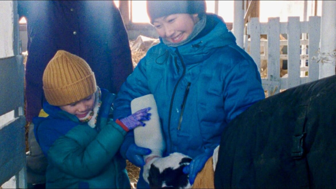黒木華、雪降る北海道の牧場で子牛に哺乳。ミルクアイスを子どもに振る舞う／江崎グリコ 牧場しぼり CM＋インタビュー