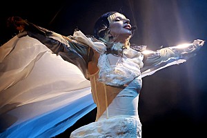 レディー・ガガ、【コーチェラ】で演奏せずも『ハーレクイン』は“最も誇りに思っている作品のひとつ”と語る – Billboard JAPAN レディー・ガガ、【コーチェラ】で演奏せずも『ハーレクイン』は“最も誇りに思っている作品のひとつ”と語る - Billboard JAPAN