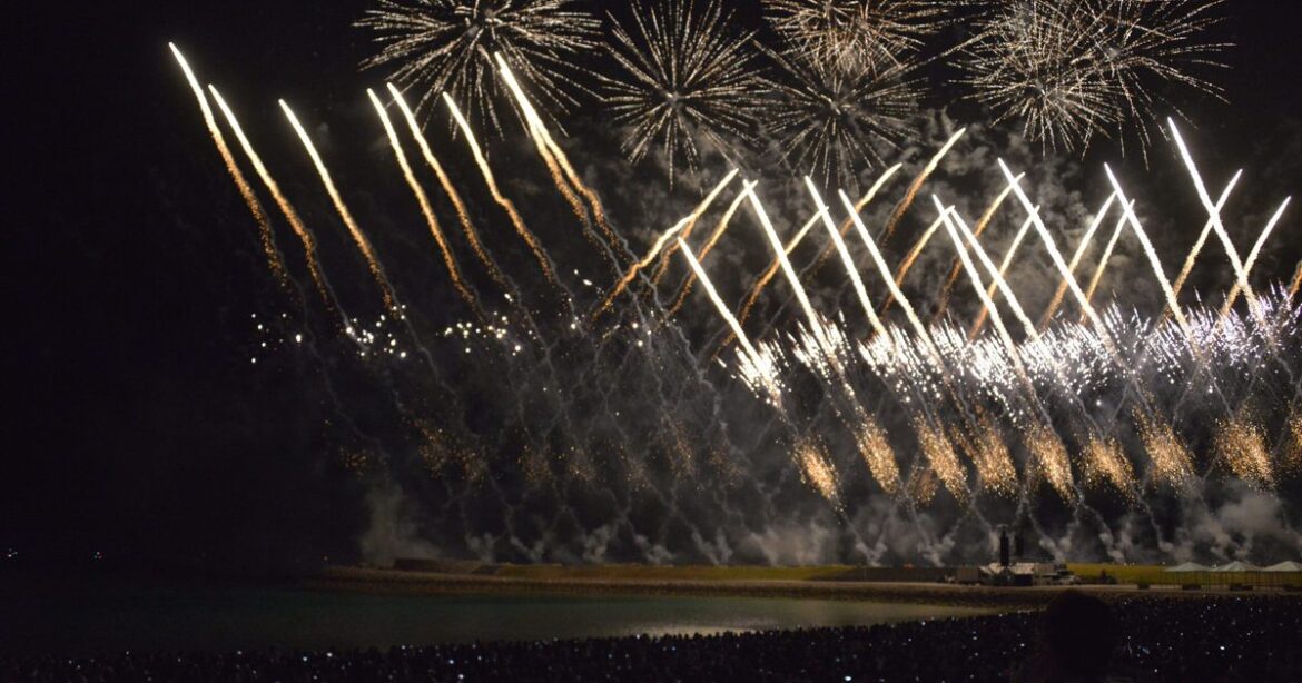 音楽合わせ10000発　コシノジュンコさんデザイン花火も　琉球海炎祭　沖縄 - 琉球新報デジタル