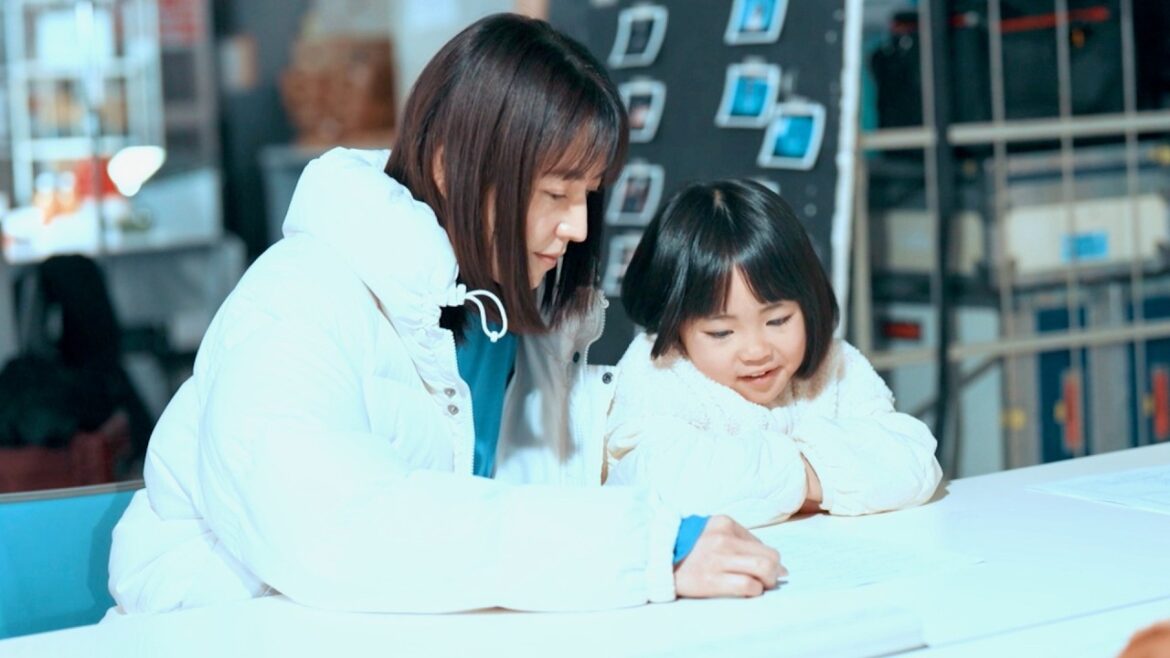 長澤まさみ、子役・原春奈ちゃんと折り紙や内緒話…親子のような仲睦まじい撮影風景／カルピス CMメイキング＋インタビュー