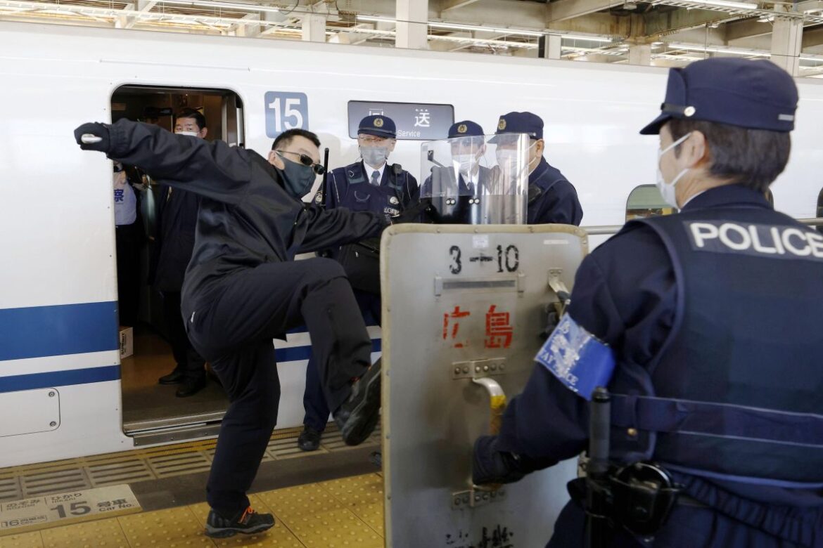 半世紀を経て蘇った映画『新幹線大爆破』から考える鉄道テロ対策、地下鉄サリン後の治安対策はどこまで強化されたか(1/4) | JBpress (ジェイビープレス) 半世紀を経て蘇った映画『新幹線大爆破』から考える鉄道テロ対策、地下鉄サリン後の治安対策はどこまで強化されたか(1/4) | JBpress (ジェイビープレス)