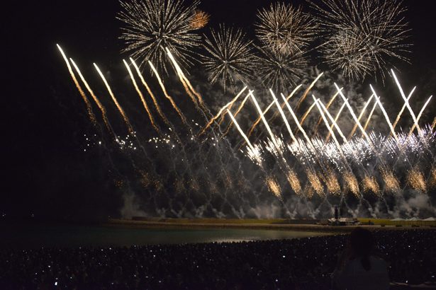 音楽合わせ10000発　コシノジュンコさんデザイン花火も　琉球海炎祭　沖縄