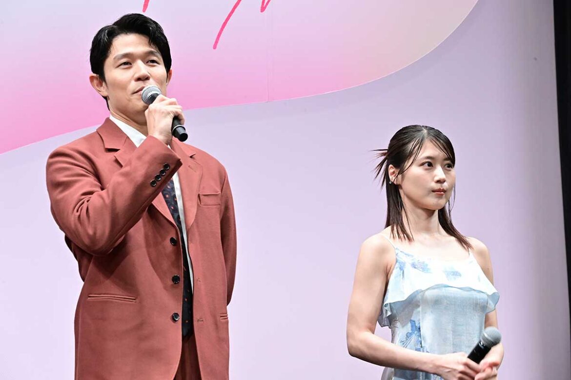 完成披露プレミア試写会に出席した鈴木亮平（左）と有村架純【写真：ENCOUNT編集部】