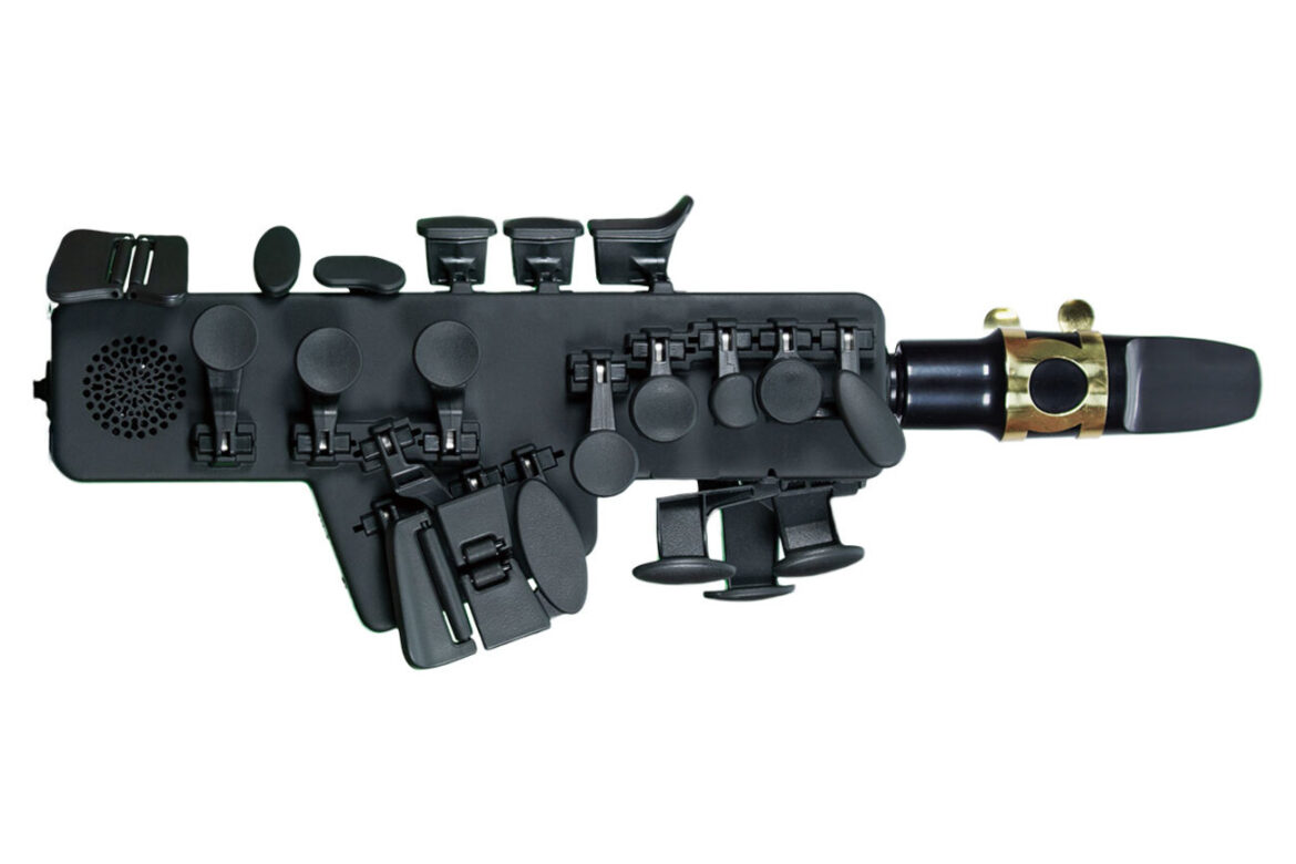 ODISEI MUSIC Travel Sax 2 レビュー：デジタル音源やヘッドホン端子を備えサイレントに吹けるサックス練習機