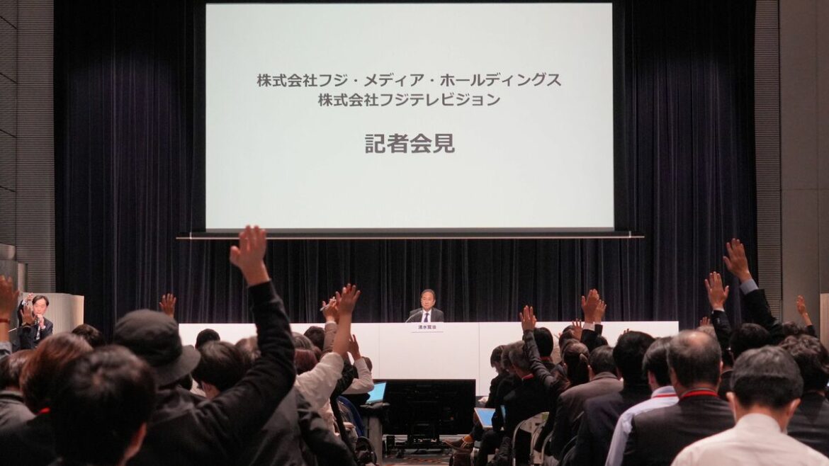 こうして｢フジ会見の動物園化｣は避けられた…｢三度目の会見｣でクレーマー記者を黙らせたフジテレビの奇策 膨大な量の報告書の内容を｢新社長たった1人｣で対応した | PRESIDENT Online（プレジデントオンライン）
