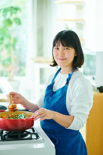 【伝説の家政婦・志麻さん】がトテツモナイ衝撃を受けた！ チーズINのめちゃうまサラダとは？【書籍オンライン編集部セレクション】