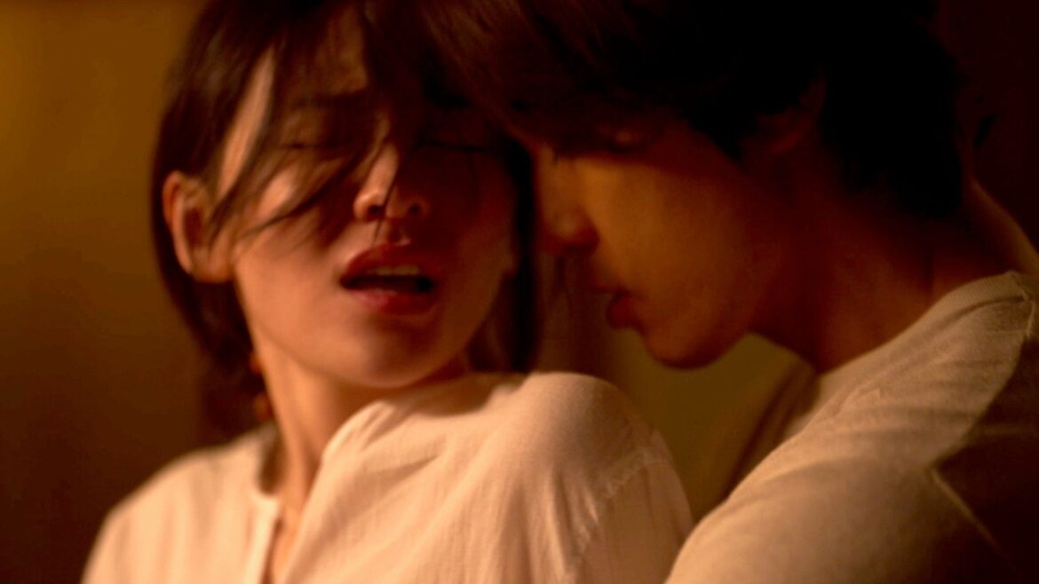 激しい情愛に溺れる男女を鏡の中から覗く婚約者／映画『秘顔 ひがん 』予告編