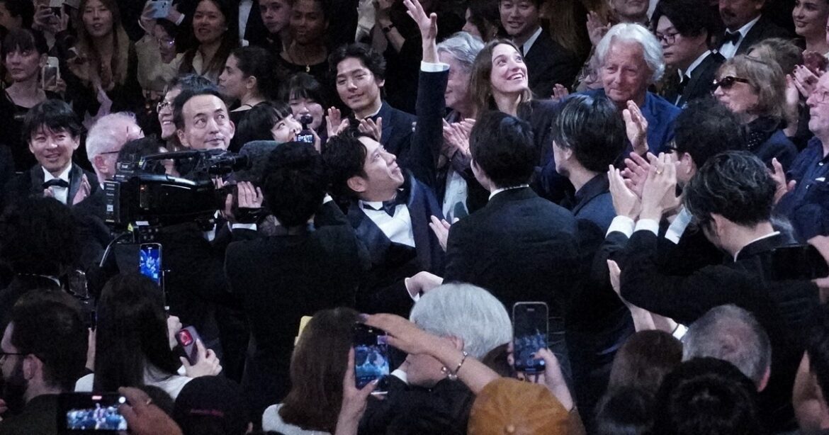 ひとシネマ：二宮和也「ホッとした」 主演作「8番出口」が深夜のカンヌで大受け - 毎日新聞