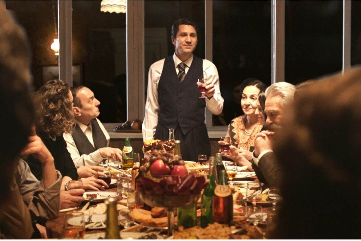 映画『アメリカッチ コウノトリと幸せな食卓』無実の男が“鉄格子越し”の夫婦に希望見出す物語 - ファッションプレス