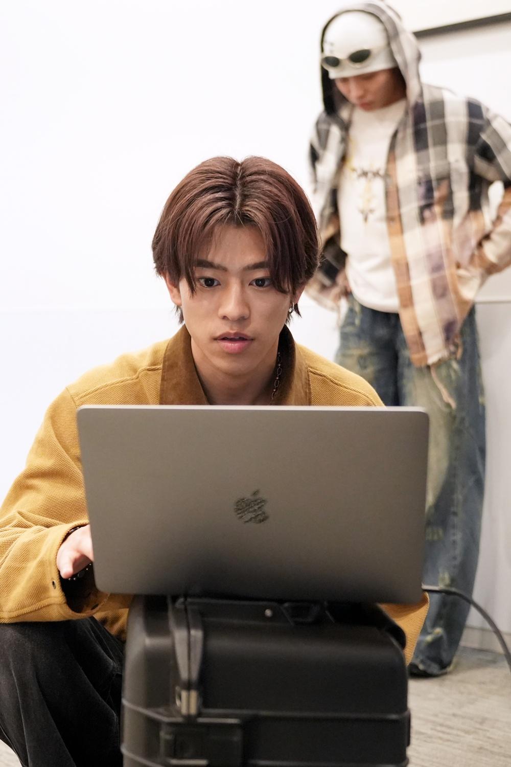 メンバーがセレクトした写真は？「ヴィクトリーグ！」番組グッズ制作の裏側公開