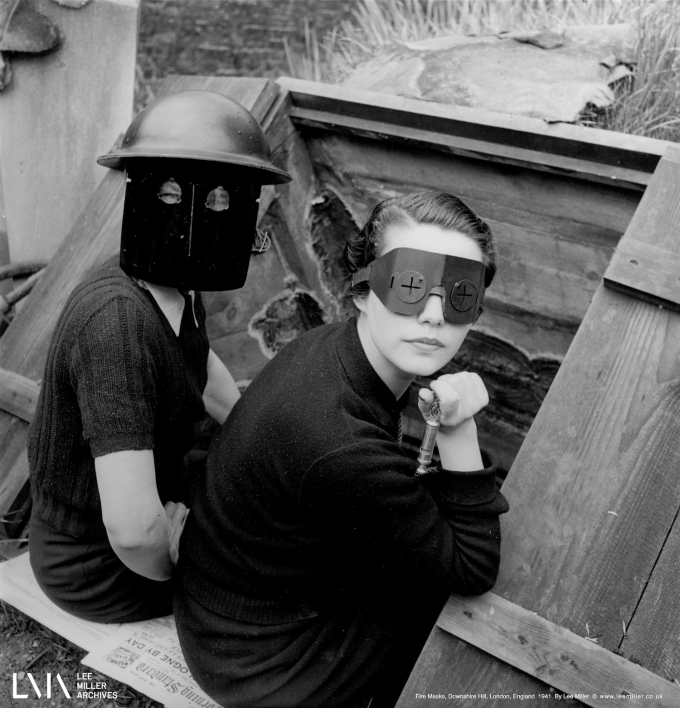 リーが実際に撮影した、焼夷弾用マスクやメガネをした女性たち(c)Lee Miller Archives,England 2025.All rights reserved.