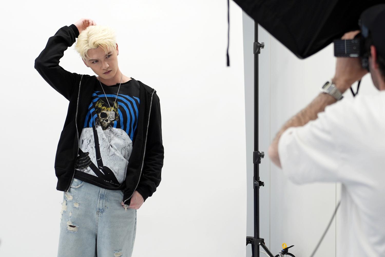 メンバーがセレクトした写真は？「ヴィクトリーグ！」番組グッズ制作の裏側公開