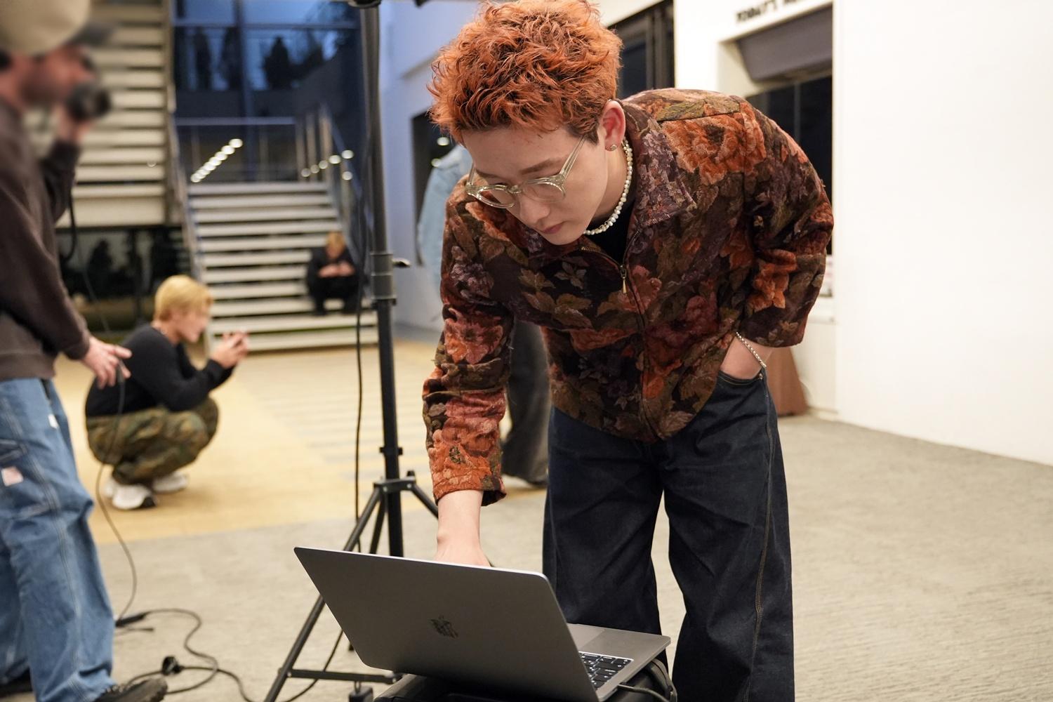 メンバーがセレクトした写真は？「ヴィクトリーグ！」番組グッズ制作の裏側公開