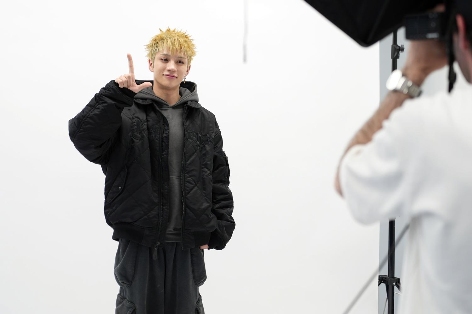 メンバーがセレクトした写真は？「ヴィクトリーグ！」番組グッズ制作の裏側公開