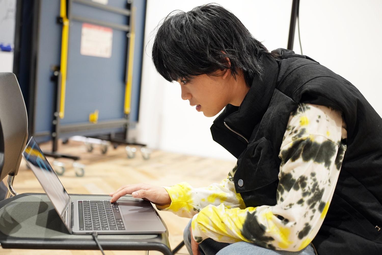 メンバーがセレクトした写真は？「ヴィクトリーグ！」番組グッズ制作の裏側公開