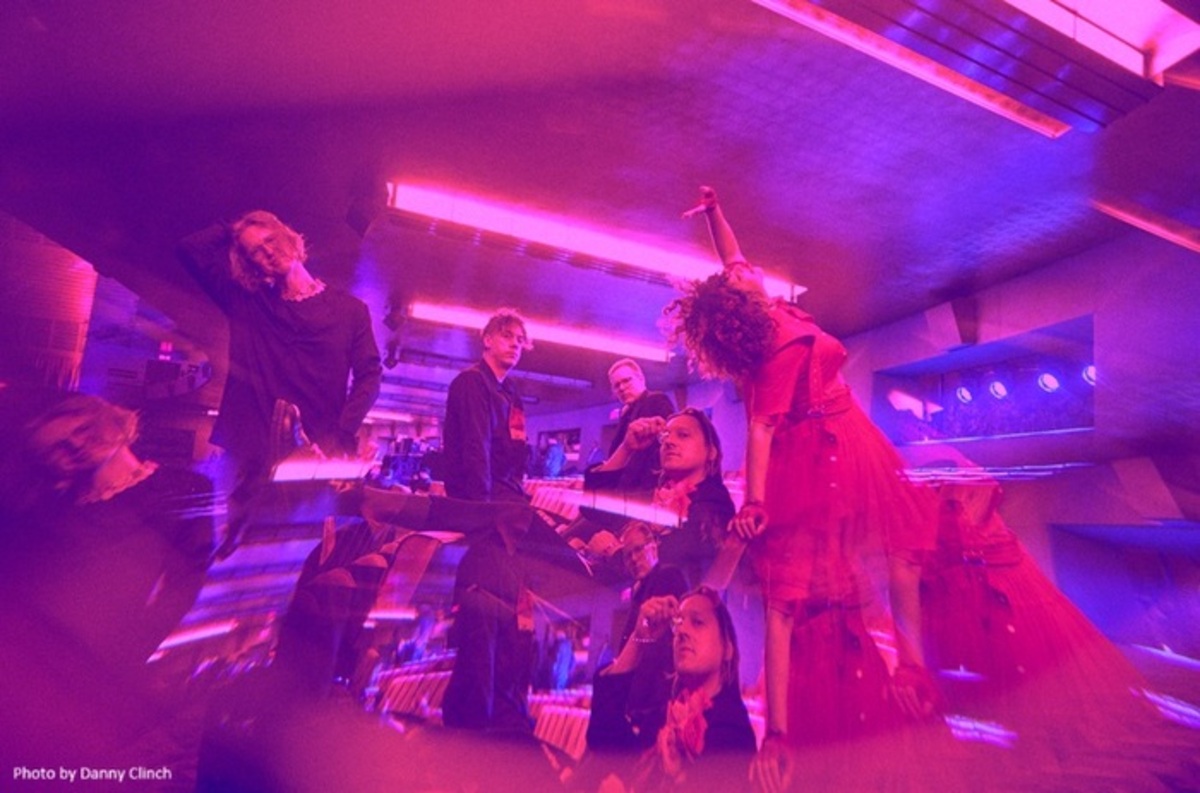 ARCADE FIRE、米TV番組"Saturday Night Live"での「Pink Elephant」＆「Year Of The ...
