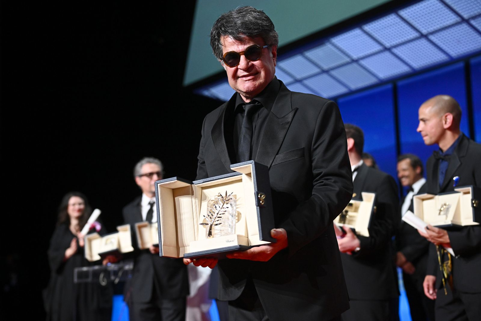 カンヌ国際映画祭、パルムドール、ジャファール・パナヒ監督Jafar Panahi accepts the Palme d'Or for Un simple accident onstage during the closing...