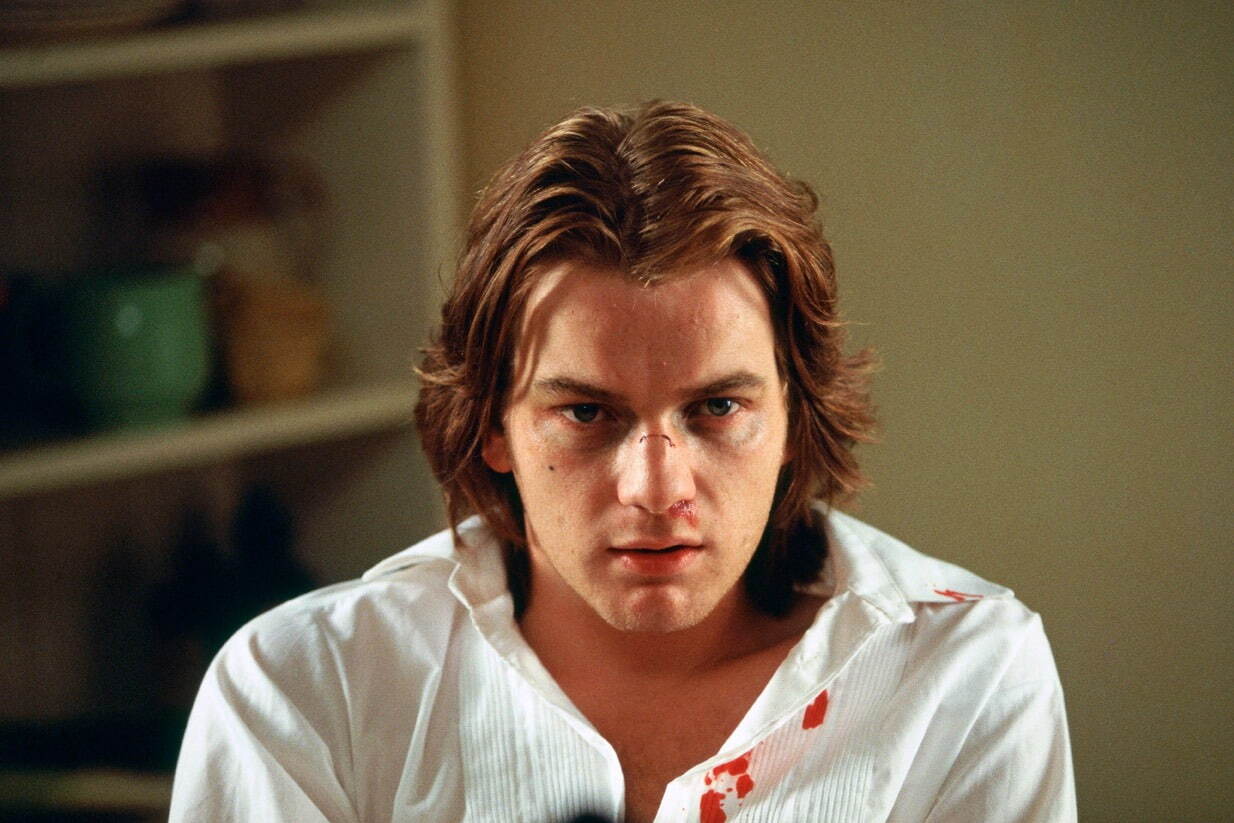 ダニー・ボイルのサスペンス映画『シャロウ・グレイブ』キネカ大森で再上映、同居人の死と突如手にした大金｜写真2
