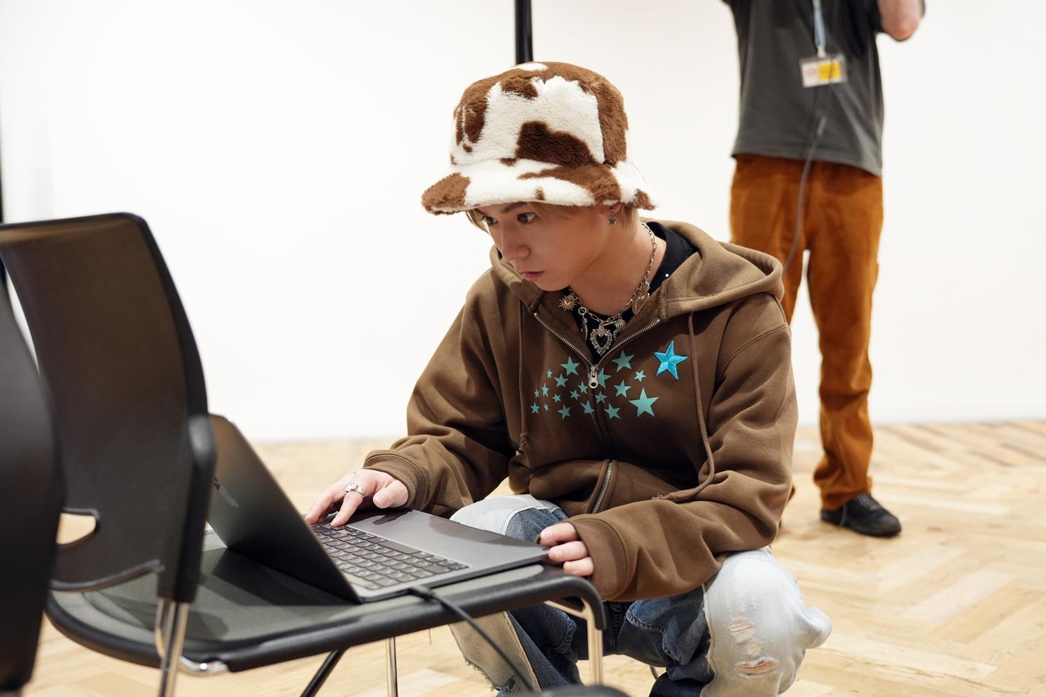 メンバーがセレクトした写真は？「ヴィクトリーグ！」番組グッズ制作の裏側公開