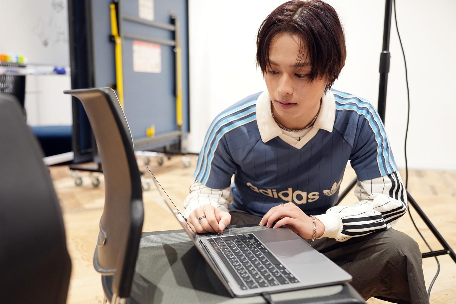 メンバーがセレクトした写真は？「ヴィクトリーグ！」番組グッズ制作の裏側公開