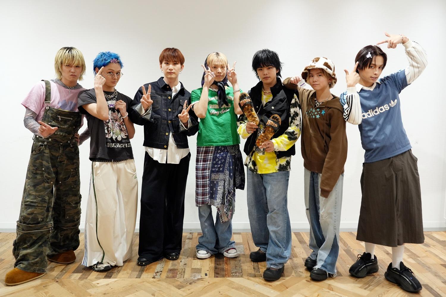 メンバーがセレクトした写真は？「ヴィクトリーグ！」番組グッズ制作の裏側公開