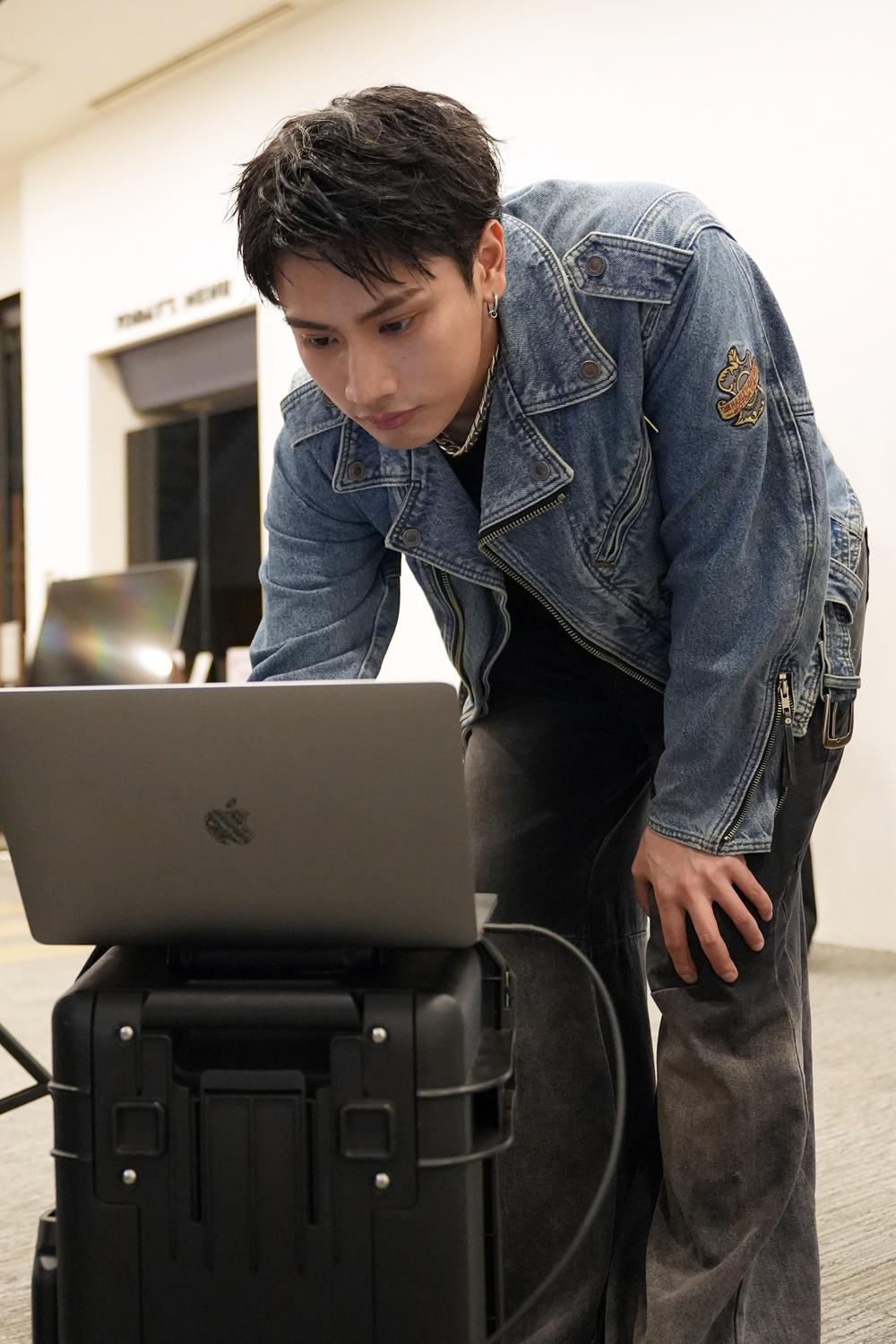 メンバーがセレクトした写真は？「ヴィクトリーグ！」番組グッズ制作の裏側公開