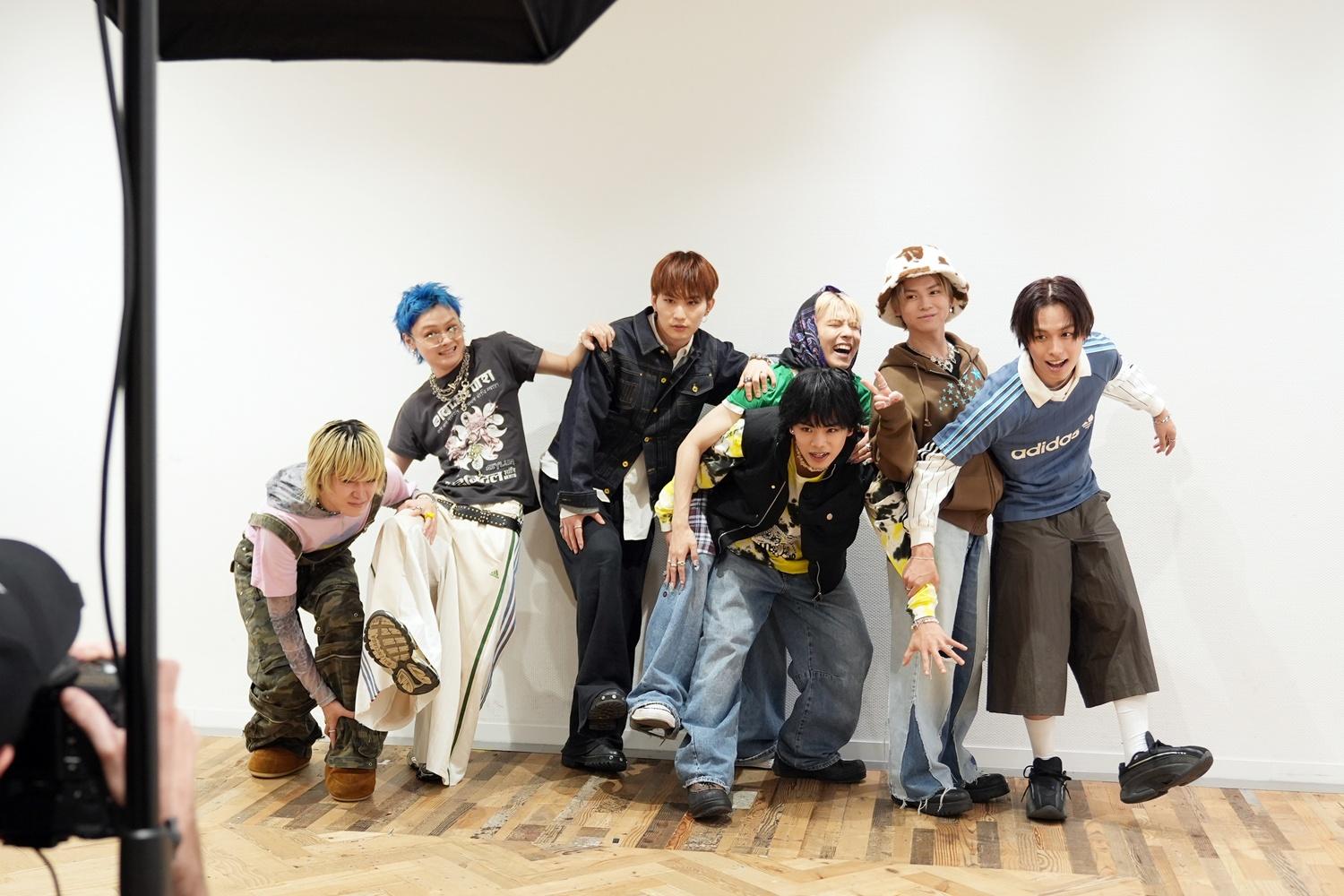 メンバーがセレクトした写真は？「ヴィクトリーグ！」番組グッズ制作の裏側公開