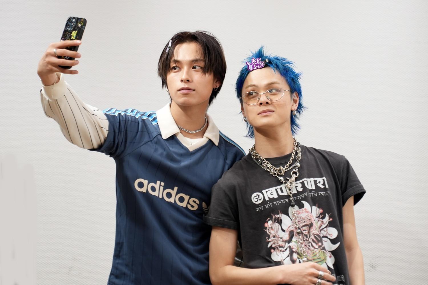 メンバーがセレクトした写真は？「ヴィクトリーグ！」番組グッズ制作の裏側公開