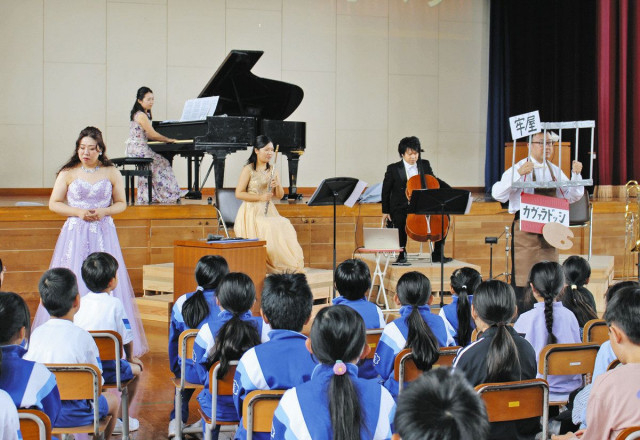 生の音楽に親しんで 氷見の小中 巡回コンサート開始