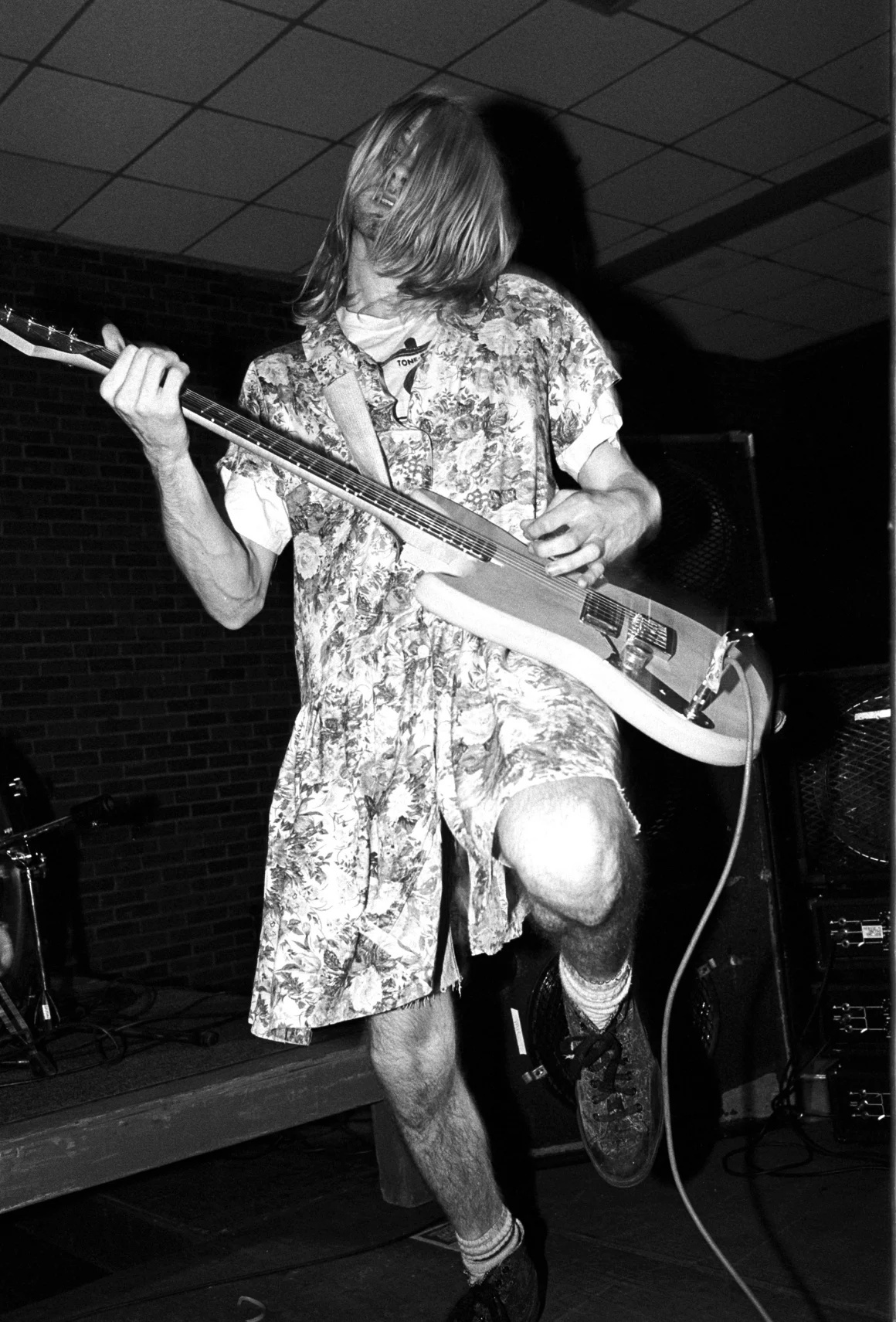 花柄のドレスを着てパフォーマンスをするカート・コバーン=1990年4月28日、マサチューセッツ州アマースト/Steve Double/Camera Press/Redux