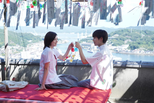 主人公・美雪（池田エライザ／左）と未来人の保彦（阿達慶／右）