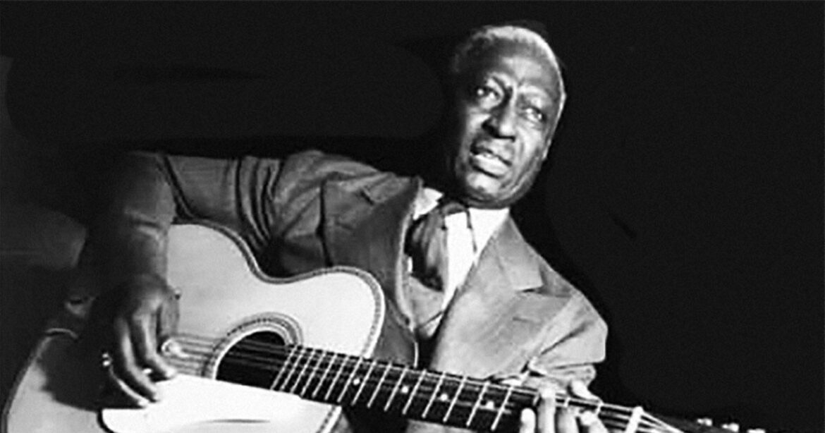 映画の推し事：3度も刑務所に！　波乱万丈　「ロックの礎を築いた男 レッド・ベリー ビートルズとボブ・ディランの原点」 | 毎日新聞