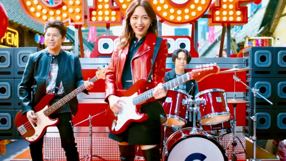 川口春奈、赤のライダースとニーハイブーツでハードロッカー！紙吹雪も噴射／グロップ CM＋インタビュー＋メイキング