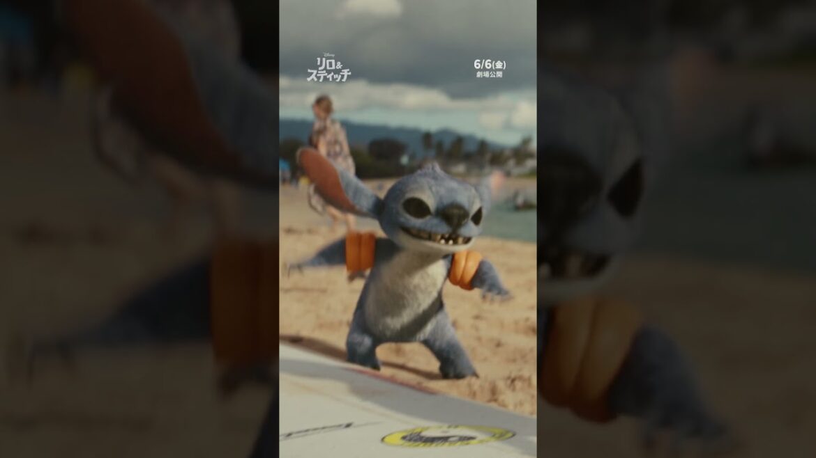 砂浜から海を眺めているスティッチが見つけたのは…⁉🏄実写版『リロ＆スティッチ』大ヒット上映中🌺