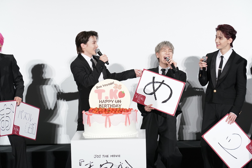 （左から）川西拓実、豆原一成 （C）2025「JO1 THE MOVIE『未完成』-Bon Voyage-」製作委員会