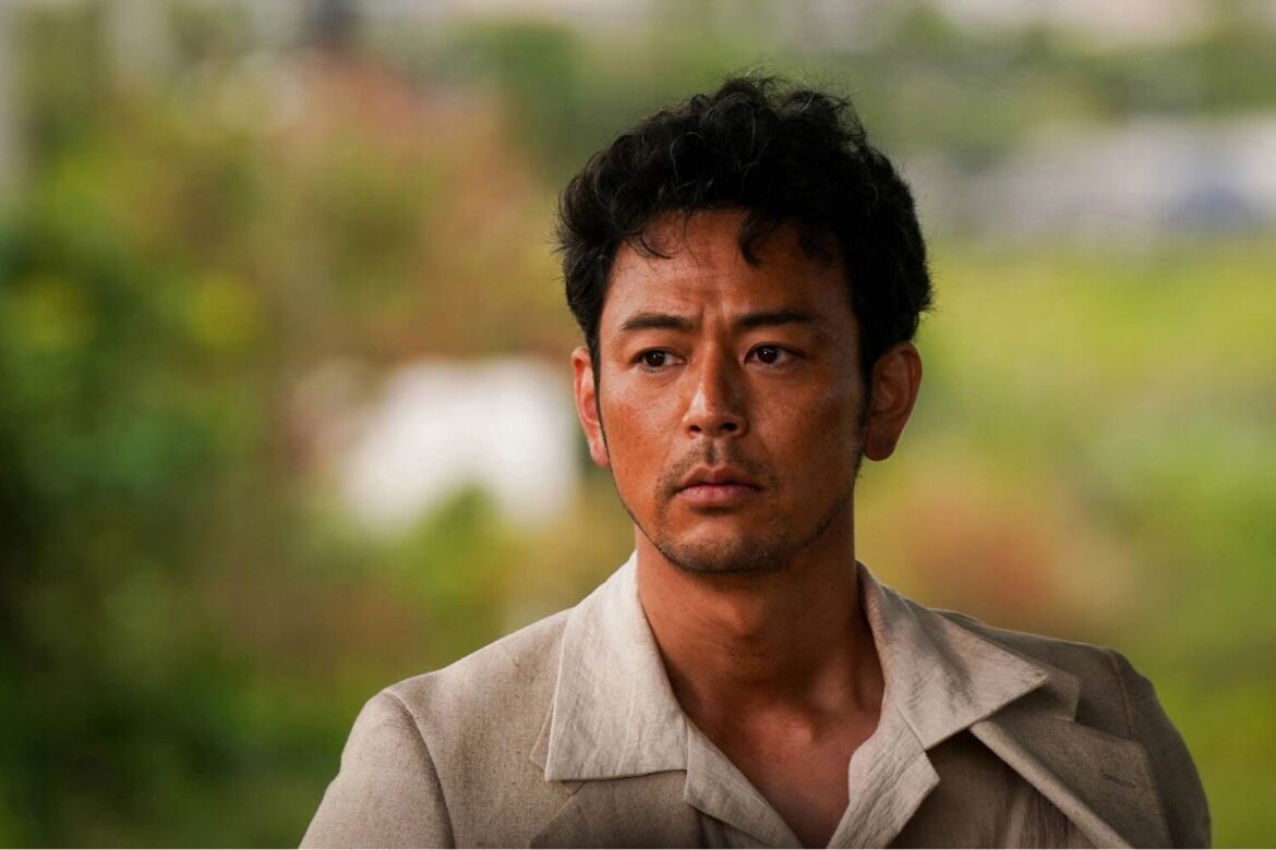 映画『宝島』撮影現場レポート、“伝説の一夜”沖縄県民の感情があふれたコザ暴動シーンを描く - ファッションプレス