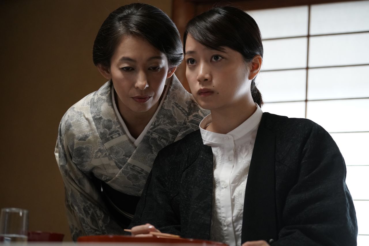 取材を始めたばかりのまどかに、料亭の女将・梓(片岡礼子)がいきなり京老舗の「本質」をささやく ©2025「ぶぶ漬けどうどす」製作委員会