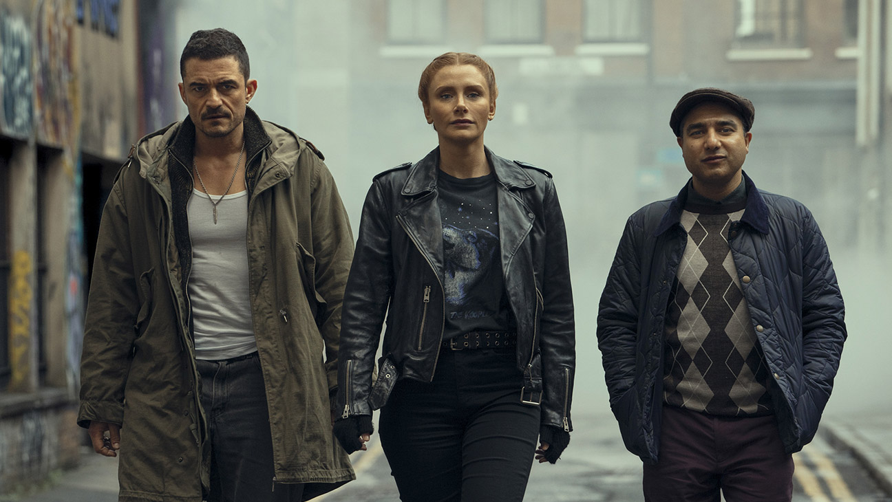 オーランド・ブルーム、ブライス・ダラス・ハワード、ニック・モハメッド、映画『ディープ・カバー ~即興潜入捜査~』写真:Peter Mountain/Metronome Film