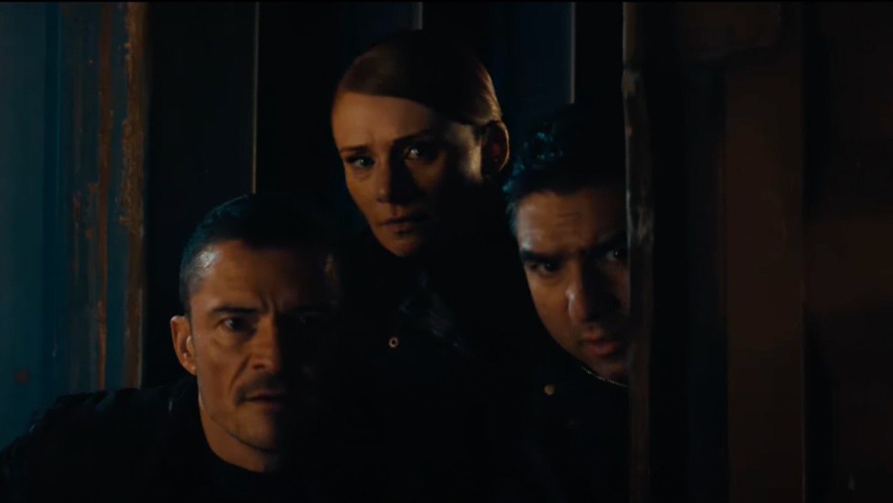オーランド・ブルーム、ブライス・ダラス・ハワード、ニック・モハメッド、映画『ディープ・カバー ~即興潜入捜査~』写真: Courtesy of Prime Video