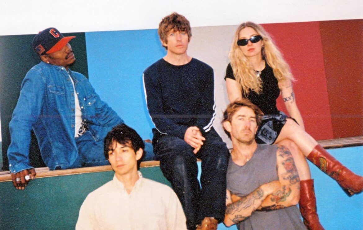 ターンスタイル、米TV番組で“I Care / Dull”を披露したパフォーマンス映像が公開 | NME Japan ターンスタイル、米TV番組で“I Care / Dull”を披露したパフォーマンス映像が公開 | NME Japan