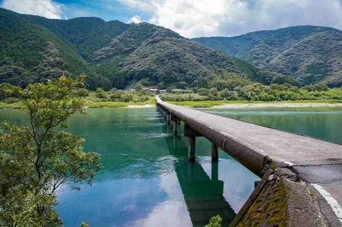 四万十川にかかる高瀬沈下橋