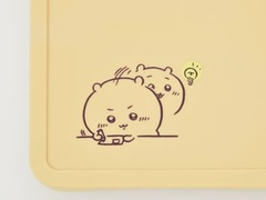 勉強中の「ちいかわ」がカワイイ　「ちいかわ折りたたみテーブル BOOK」が登場　予約時点で話題
