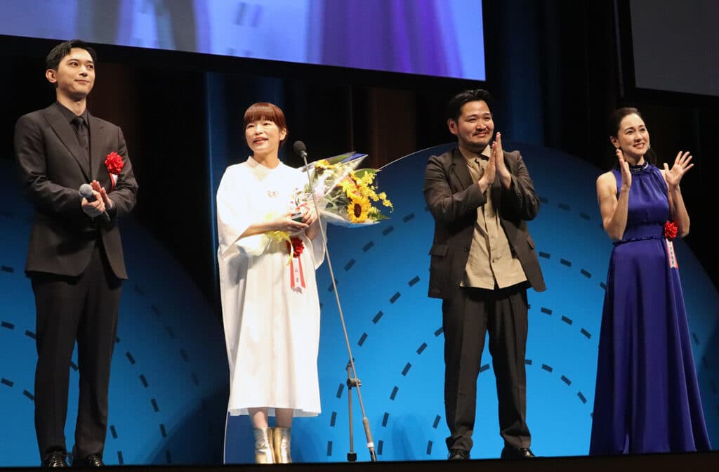 4冠を制した『ぼくが生きてる、ふたつの世界』の(左から)吉沢亮、呉美保監督、今井彰人、忍足亜希子 ©︎The Hollywood Reporter Japan