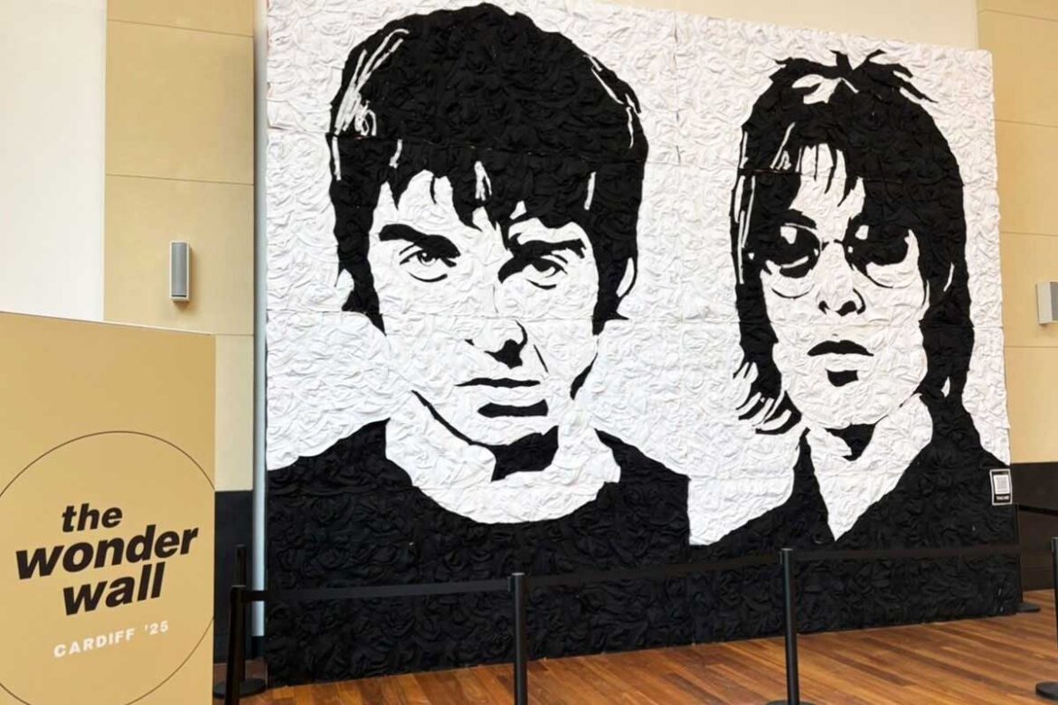 英国ウェールズの首都カーディフには“ギャラガー兄弟”モニュメントが登場【写真：ENOCUNT編集部】