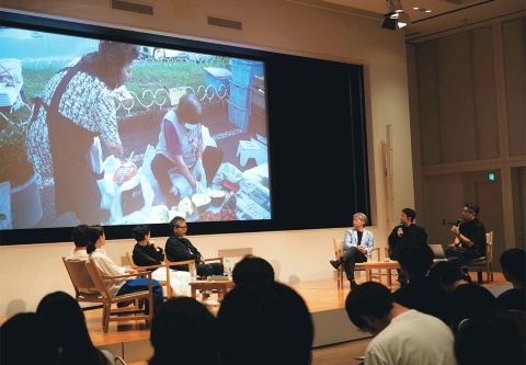 2025年5月18日に開催したトークセッション「日本のデザインミュージアムに向けて」の様子。登壇したクリエイターがリサーチの裏側を話し、会場内の参加者に問いかけながらデザインミュージアムのあり方を探った。写真はデザイナーの宮前義之氏が足を運んだ高知県の「街路市」の映像。江戸時代から300年以上続く日曜市は、海や山の旬の食材や地域の特産品を生産者から直接購入できる日本最大級の市場だといわれる。なんでもそろう、市が培った、目に見えないコミュニケーションデザインを会場に運んで伝えることの難しさを話した（撮影／丹野加奈子）