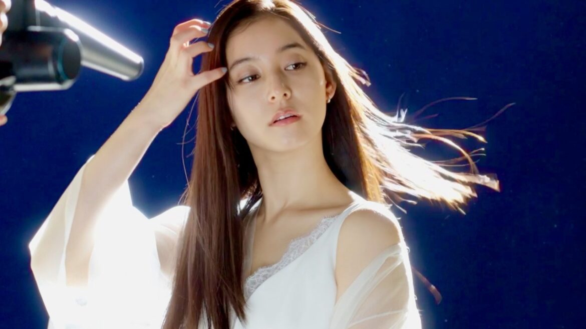 新木優子、夜風に揺れるシースルーのナイトドレスで星空を眺める／THERATIS(セラティス)CM＋メイキング＋インタビュー
