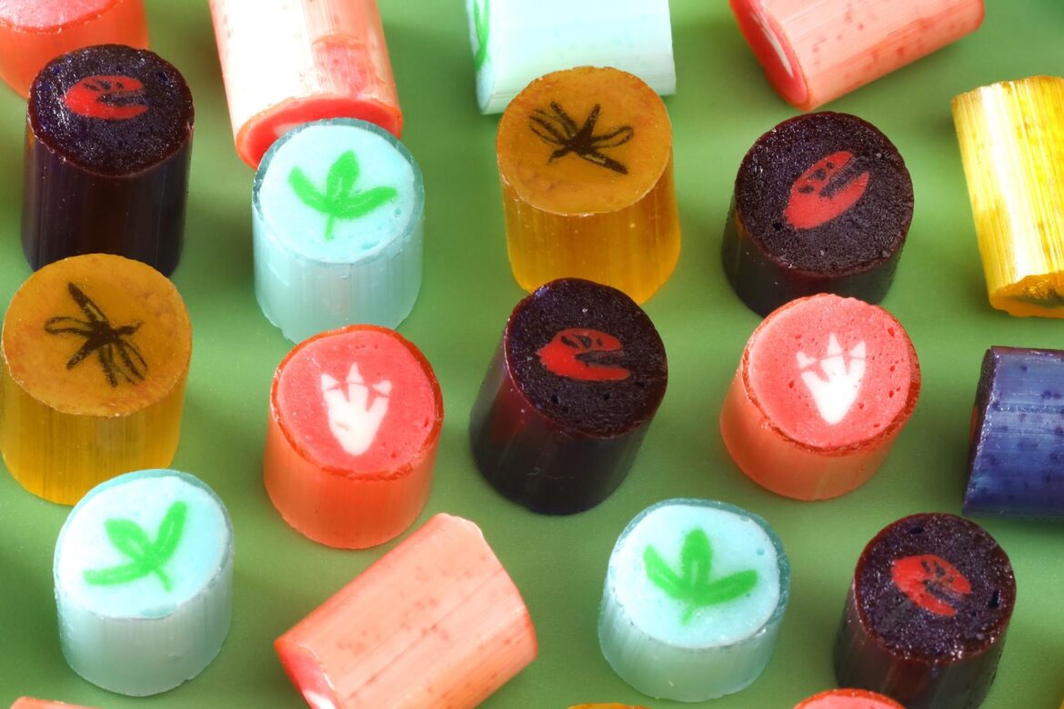 パパブブレ×映画『ジュラシック・ワールド』恐竜の化石キャンディや”琥珀の中の蚊”ロリポップ - ファッションプレス