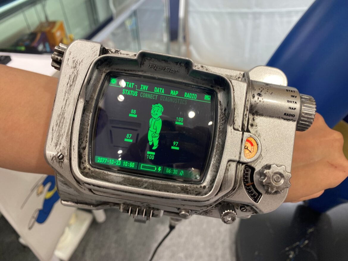 「フォールアウト」ドラマ版Pip-Boyレプリカが日本上陸！ ポップアップショップ先行フォトレポート - GAME Watch