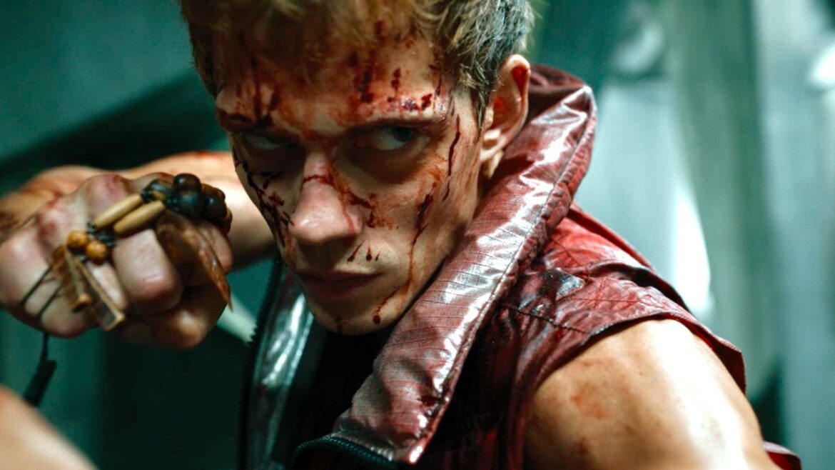 『死霊のはらわた』シリーズ サム・ライミ製作、脳が吹っ飛ぶアクション復讐劇／映画『ボーイ・キルズ・ワールド：爆拳壊界流転掌列伝』予告編